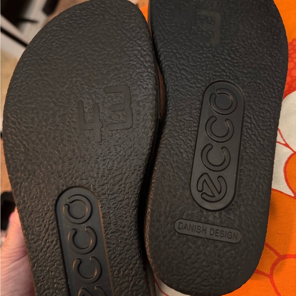 Ecco Brown Sandals Minimalist Cross-Strap Design - Picture 2 of 3